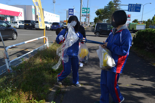 校舎周辺、地域きれいに 釧路東高生が清掃活動(2021-09-23)