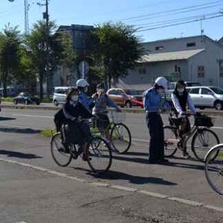 自転車マナー向上を　釧路署、登校の高校生らに指導(2021-09-19)