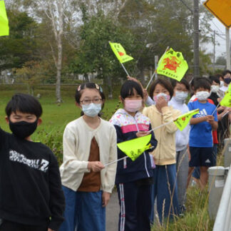 園児ら旗の波で交通安全啓発(2021-09-24)