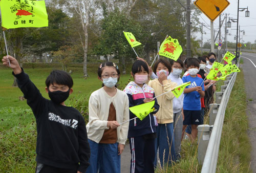 園児ら旗の波で交通安全啓発(2021-09-24)