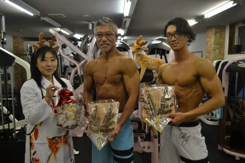 大会前にシカ肉商品寄贈 高橋さん、ボディビル2選手に(2021-09-03)