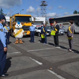 車両リレーで「交通安全」　３町の国道３９１号で啓発(2021-09-28)