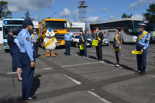 車両リレーで「交通安全」 3町の国道391号で啓発(2021-09-28)
