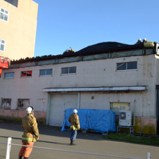 ２階建て工場の屋根のトタン飛散　釧根に強風(2021-09-14)