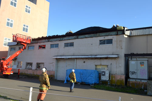 2階建て工場の屋根のトタン飛散 釧根に強風(2021-09-14)