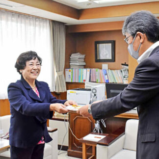 六曲屏風 活用して　生涯学習センターへ寄贈　書道家・廣部さん(2021-09-28)