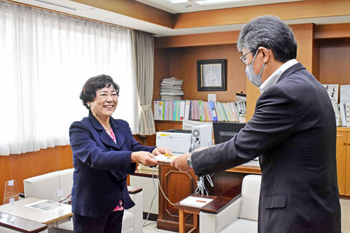 六曲屏風 活用して 生涯学習センターへ寄贈 書道家・廣部さん(2021-09-28)