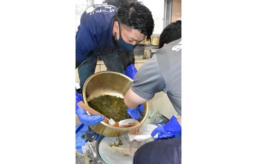 白糠町職員がシソの搾汁作業(2021-09-05)