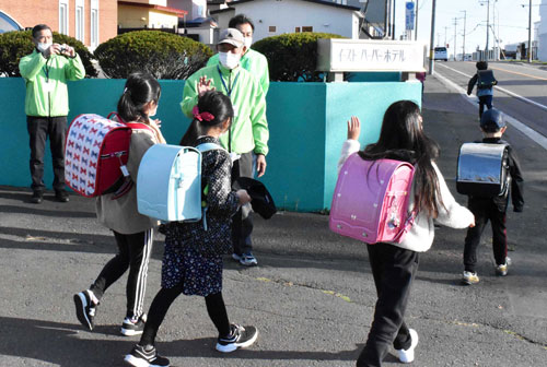 「気を付けて帰ってね」 下校児童見守り 根室地区保護司会(2021-10-22)