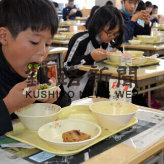 日本ハム　応援大使の好物給食に　厚岸町内小中、児童ら「おししい」(2021-10-06)