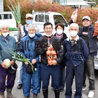 軽トラ荷台で野菜販売　調理法指導などで交流　別海農産物組合(2021-10-17)