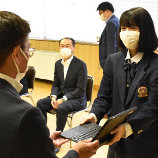 標津高生にタブレット無償貸与　町が１１２台(2021-10-12)