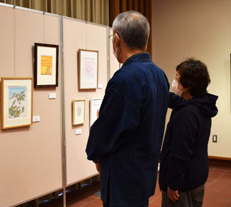 釧路版画協会 技法さまざま５０作品並ぶ　(2021-10-21)