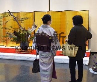 個性ある生け花並ぶ(2021-10-17)