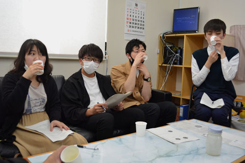 地元産品で凍結乾燥食品開発 ふたみ青果と釧路公立大生(2021-10-22)