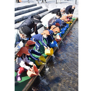 ヤマベ「元気に育って」　園児ら釧路川に稚魚放流(2021-10-12)