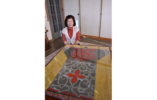 アイヌ文様、ダネラじゅうたんに 本紙創刊75周年祝い菊地さん(2021-10-25)