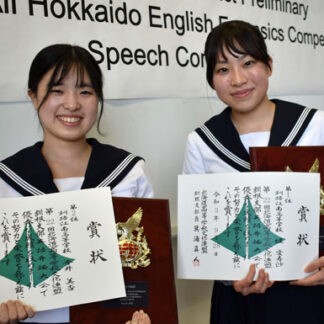 堀さん、今井さん（釧江南３年）英語弁論全道へ(2021-10-03)
