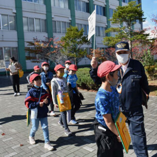 危険箇所や避難場所を確認　愛国小児童が防災探索(2021-10-10)