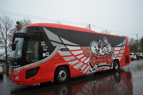 クレインズ ラッピングバス登場 阿寒バス運行選手らに披露(2021-10-21)