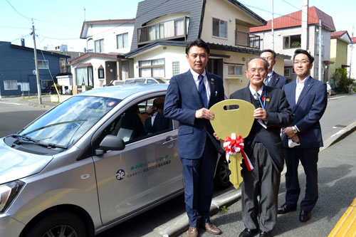 生保釧路協会寄贈 市社協に福祉車両(2021-10-21)