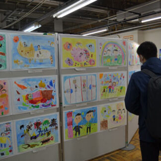 平和への思い絵に込め　小学生コンクール作品展(2021-10-29)