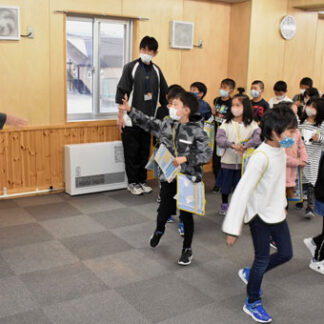 紙の製造や歴史学ぶ　日本製紙ＯＢ会元会長藤原さん、鳥取小で授業(2021-10-26)