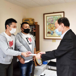 まりも学園に売上金を寄付　自動車販売のライン(2021-10-22)