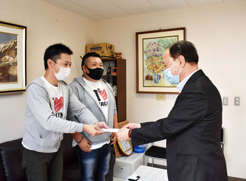 まりも学園に売上金を寄付 自動車販売のライン(2021-10-22)