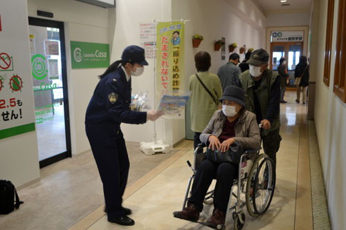 「特殊詐欺、注意して」 釧路署と大学生啓発 (2021-10-24)