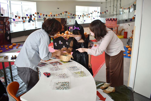 遊学館でイベント、ハロウィーンにちなみ推しモンスター探し(2021-10-24)
