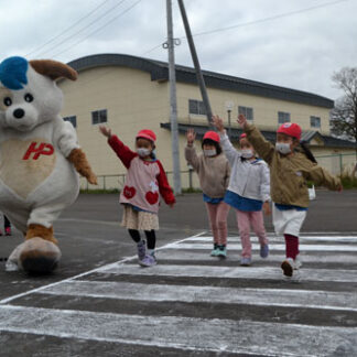 横断歩道「手を上げ渡ろうね」　ひまわり幼稚園で交通安全教室(2021-10-26)