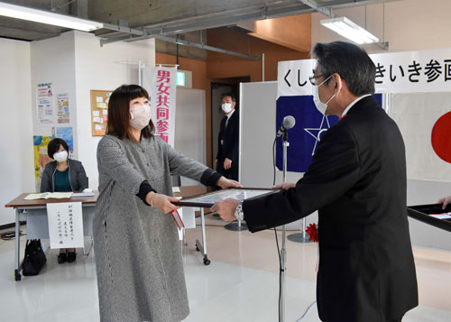 男女いきいき参画表彰、ハポートとたんぽぽの会に(2021-10-25)