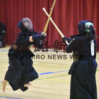 力量別にしのぎ削る　小中高剣道(2021-10-31)