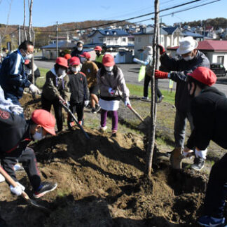 遠矢小１００周年で桜植樹　児童ら敷地に２０本(2021-10-26)