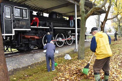 蒸気機関車をSL保存会らが清掃(2021-10-09)