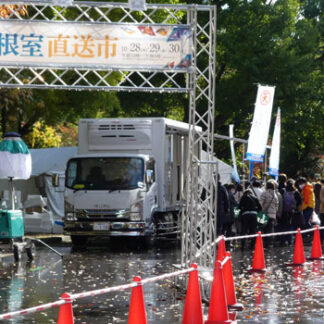 根室の海の幸に列　道庁前で直送市(2021-10-29)