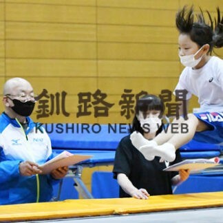 児童ら５４人全員が昇級　トランポリン検定会(2021-10-17)