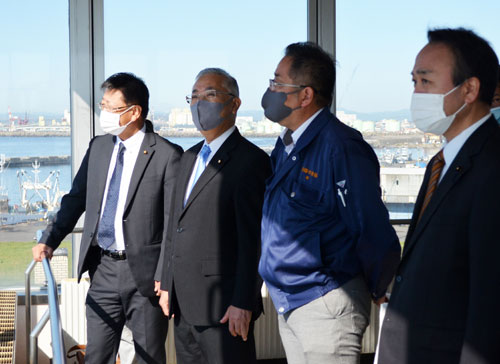 横山参院議員が赤潮被害調査(2021-10-10)