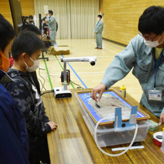 模型で河川氾濫のメカニズム学ぶ　標茶小で防災学習(2021-10-21)