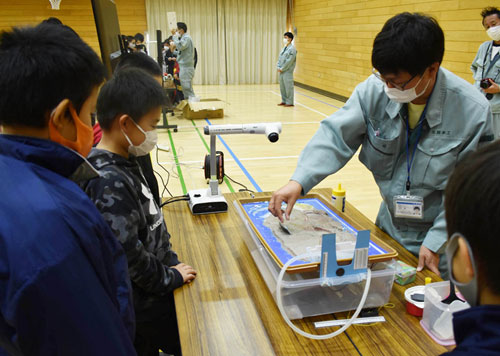 模型で河川氾濫のメカニズム学ぶ 標茶小で防災学習(2021-10-21)