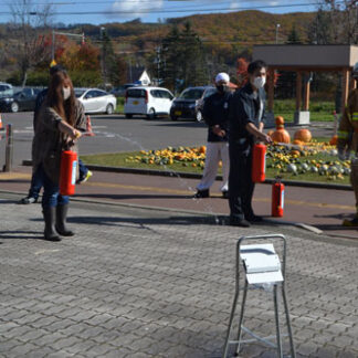 消火器で放水体験　阿寒ベレー職員が消防訓練　(2021-10-26)