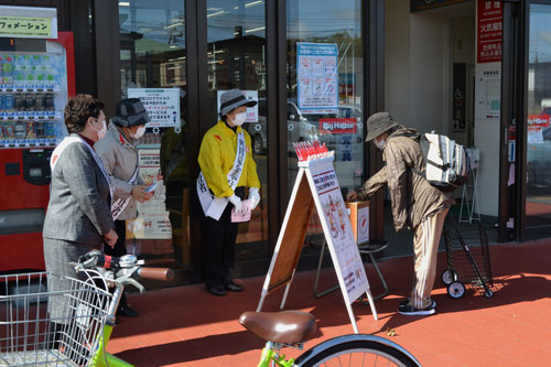 大声出さず街頭募金 赤い羽根共同募金(2021-10-09)