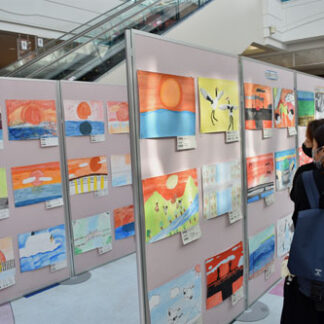 タンチョウや夕日 生き生き　小学生の作品展示(2021-10-09)