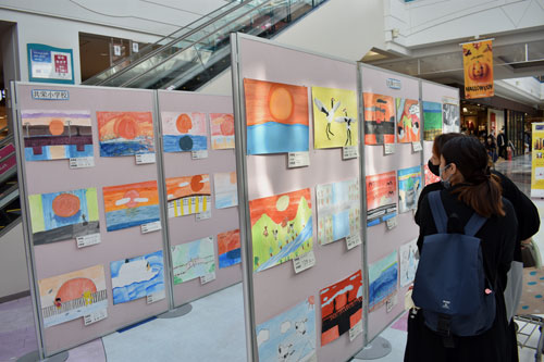 タンチョウや夕日 生き生き 小学生の作品展示(2021-10-09)