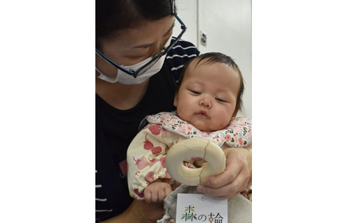 中標津町、新生児に誕生祝い 地場木材おもちゃプレゼント(2021-10-21)