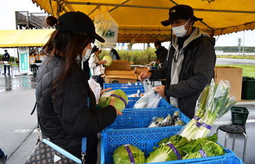 野菜や海産物に行列　しらぬか秋の収穫祭(2021-10-14)