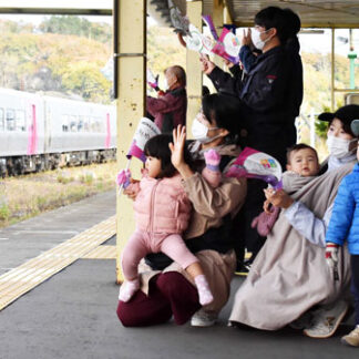 ＪＲ北海道周遊列車 町民ら白糠駅で歓迎　(2021-11-03)