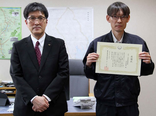 鶴居村 沢田・辻谷建設に地域貢献で感謝状(2021-11-20)