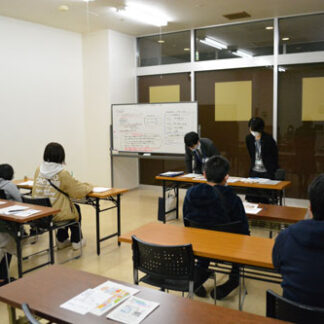 不登校の支援体制紹介　市職員「悩まず相談を」(2021-11-12)